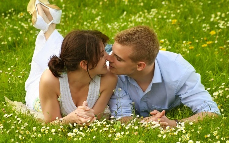трава, девушка, поле, парень, ромашки, поцелуй, grass, girl, field, guy, chamomile, kiss