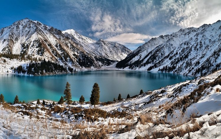 озеро в заснеженных горах, lake in the snowy mountains