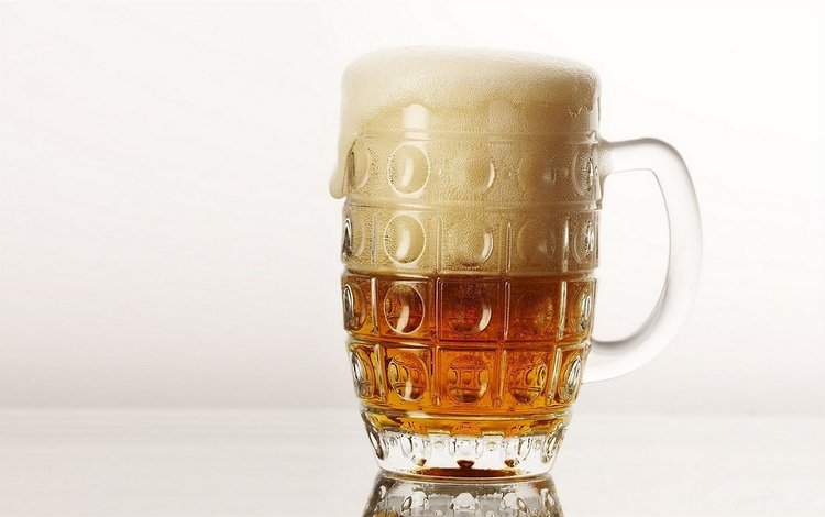 пиво в кружке, beer in a mug