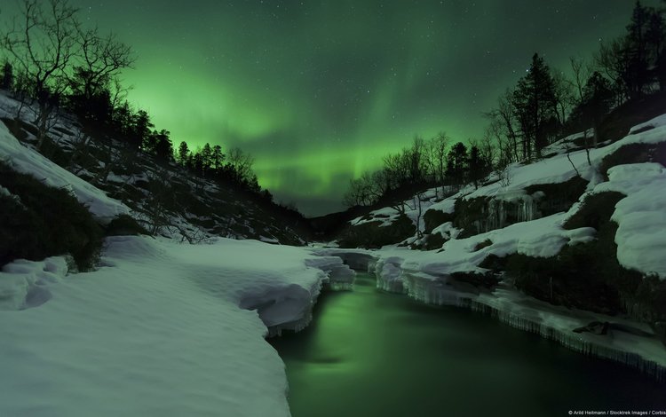 полярное сияние над рекой тенневик (норвегия), polar lights over the river dannevik (norway)