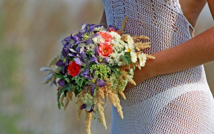 букет невесты и вязаное свадебное платье, the bride's bouquet and knitted wedding dress