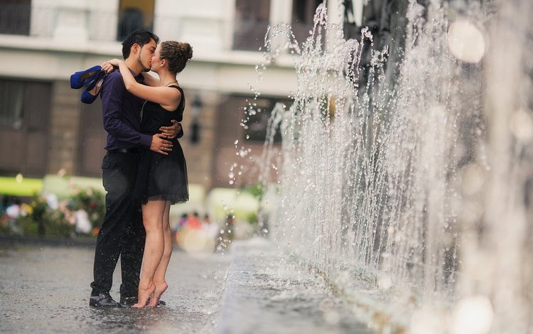девушка и парень целуются у фонтана, влюбленная пара, girl and guy kissing by the fountain, a couple in love