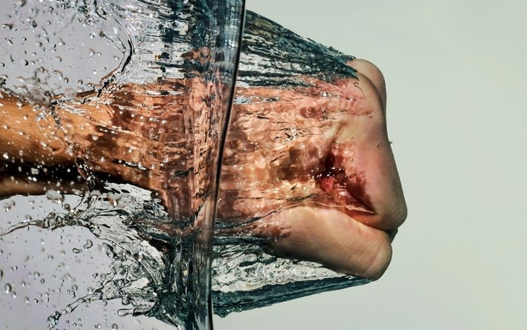 фотография кулака ударяющего в воду., picture of a fist striking into the water.