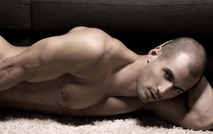 обнаженный красавчик лежит на диване, naked hottie lies on the couch