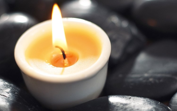 широкоформатное фото свечи в стиле макро, wide angle photo of a candle in the macro style