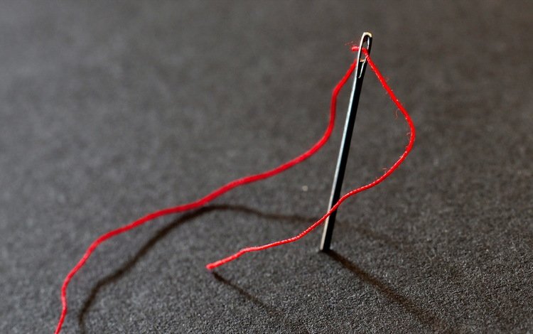 макро, иголка и красная нитка, macro, a needle and red thread