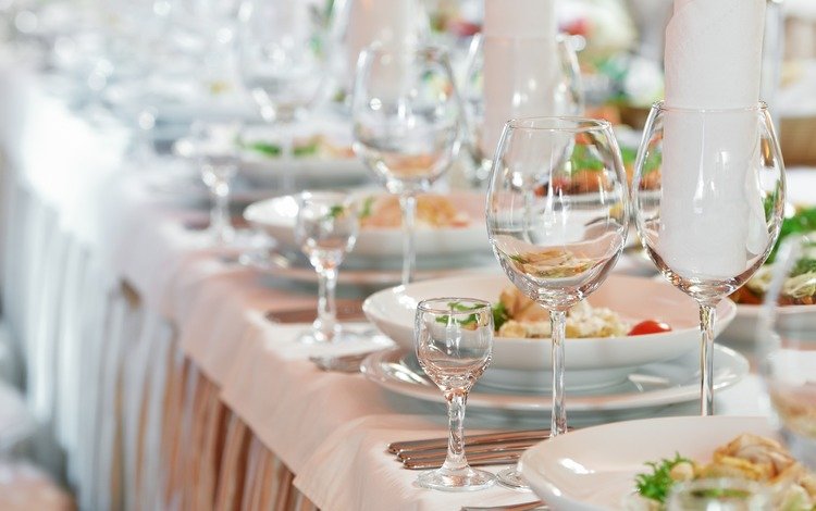 стол, стекло, тарелки, бокалы, сервировка, салфетки, table, glass, plates, glasses, serving, swipe