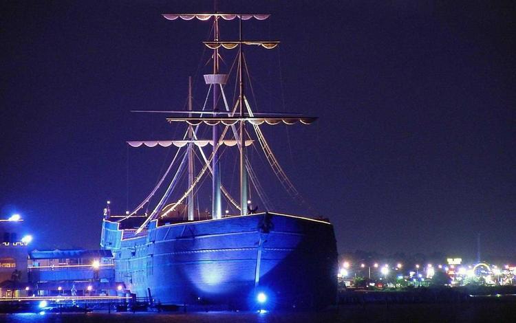 корабль в красивой голубой подсветке, ship in beautiful blue illumination