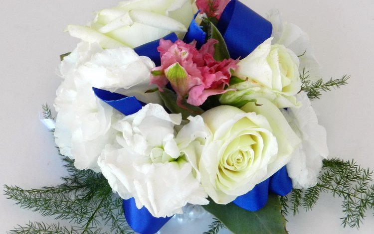 красивый букет цветов, с синей ленточкой, a beautiful bouquet of flowers, with light blue ribbon