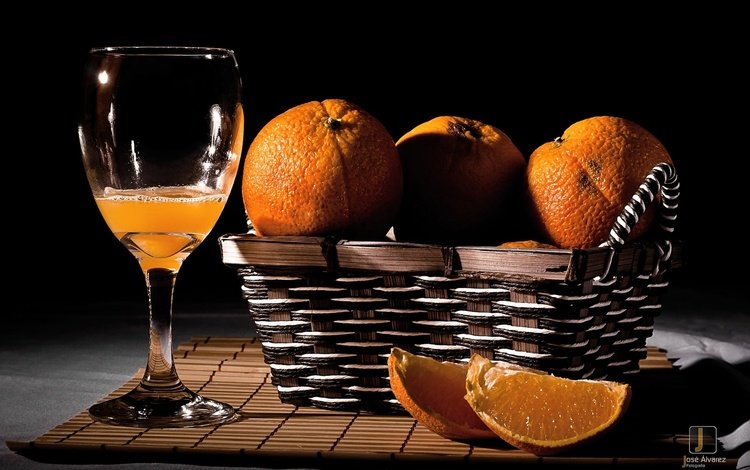 апельсины, рядом, лежащие в плетеной, корзинке, со стоящим, фужером с апельсиновым, соком, oranges, next, lying in a wicker, basket, standing, a glass with orange, juice