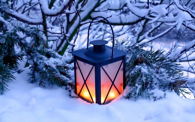 зима, декоративный фонарь с двумя горящими свечами, стоящий на снегу у заснеженной сосновой ветки, winter, decorative lantern with two candles, standing in the snow outside a snow-covered pine branches