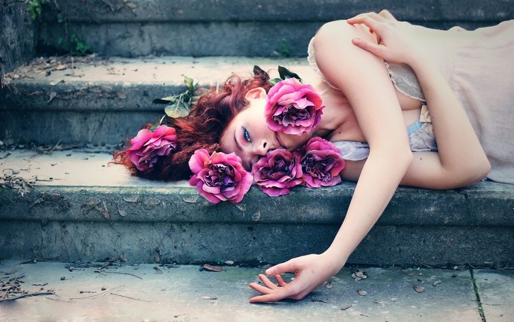 цветы, лестница, ступеньки, девушка, розы, рыжеволосая, flowers, ladder, steps, girl, roses, redhead