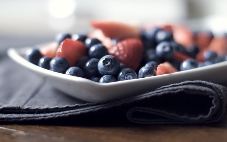 клубника, ягоды, черника, салфетка, тарелка, strawberry, berries, blueberries, napkin, plate
