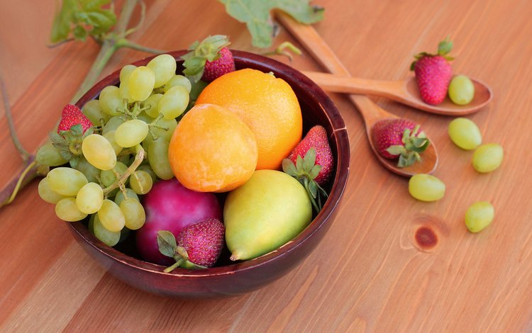 листья, виноград, фрукты, клубника, ягоды, апельсин, груша, ложки, leaves, grapes, fruit, strawberry, berries, orange, pear, spoon