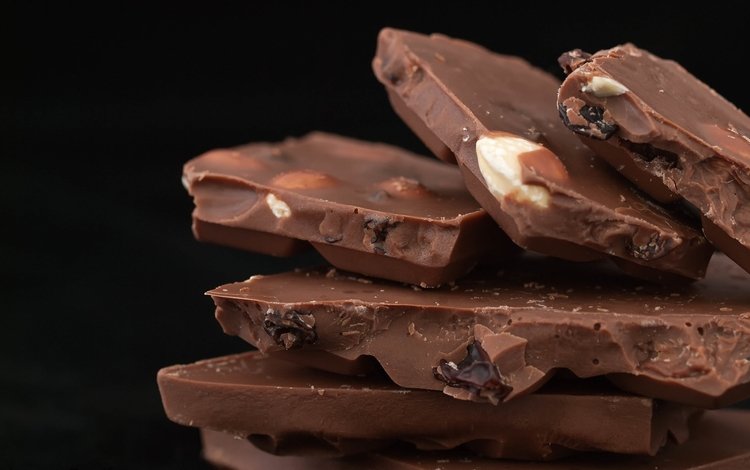 орехи, макро, черный фон, шоколад, в шоколаде, изюм, nuts, macro, black background, chocolate, raisins