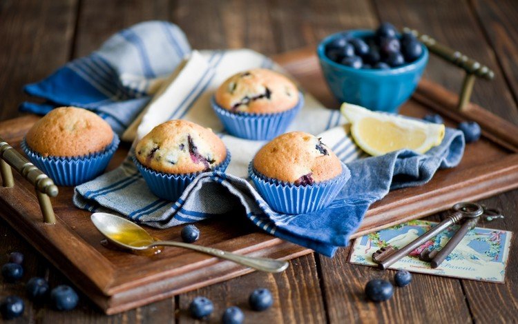 ягоды, кексы, черника, anna verdina, blueberry muffins, полотенце, выпечка, натюрморт, ложка, поднос, ключи, berries, cupcakes, blueberries, towel, cakes, still life, spoon, tray, keys