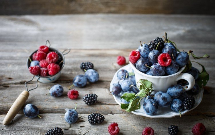 малина, фрукты, ягоды, ежевика, сливы, деревянная поверхность, raspberry, fruit, berries, blackberry, plum, wooden surface