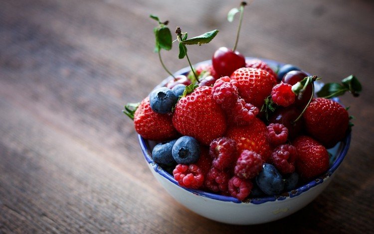 малина, клубника, ягоды, вишня, черника, тарелка, raspberry, strawberry, berries, cherry, blueberries, plate