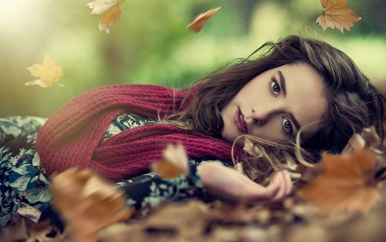 глаза, лицо, листья, листопад, девушка, шарф, поза, взгляд, осень, модель, волосы, eyes, face, leaves, falling leaves, girl, scarf, pose, look, autumn, model, hair