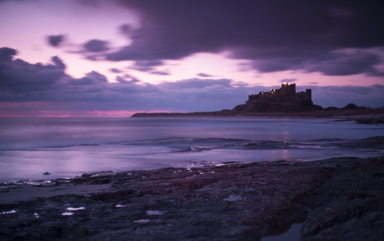 облака, море, англия, неба, вечернее, great britain, берег моря, bamburgh castle, лиловая, clouds, sea, england, sky, evening, coast, purple