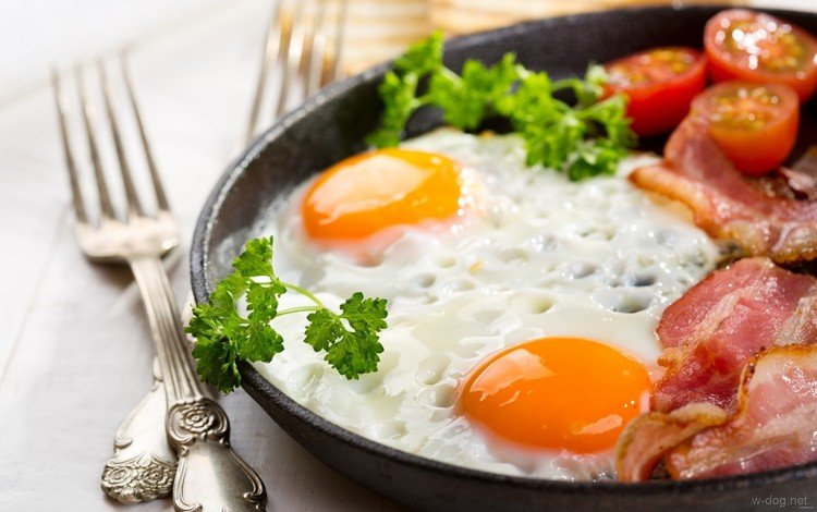 завтрак, вилки, глазунья, бекон, помидоры черри, breakfast, fork, eggs, bacon, cherry tomatoes