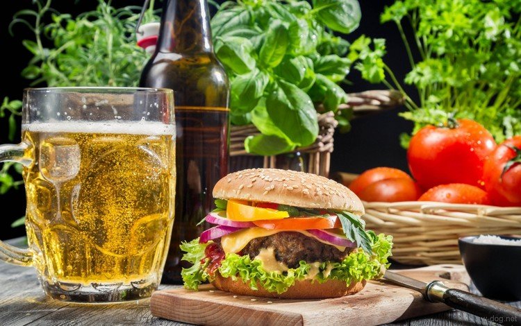 зелень, гамбургер, бутылка, пиво, помидоры, томаты, кружка пива, greens, hamburger, bottle, beer, tomatoes, beer mug