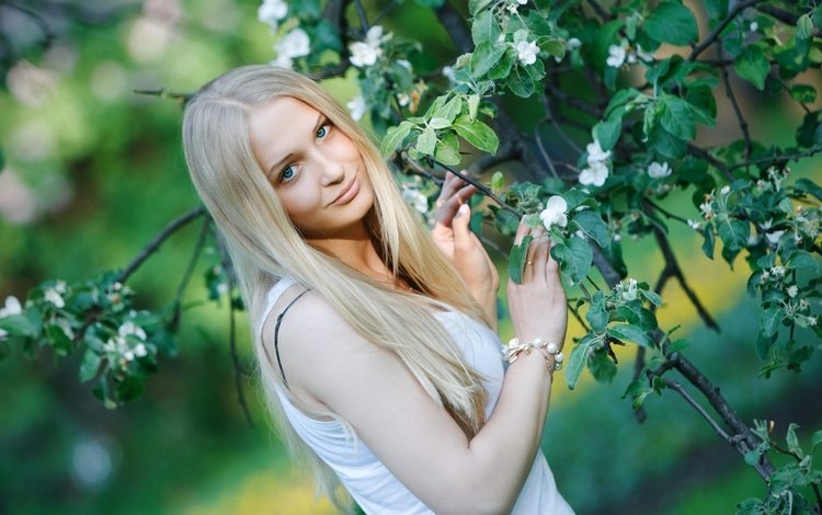 дерево, голубые глаза, девушка, кольца, блондинка, длинноволосая, улыбка, сад, весна, лицо, браслет, tree, blue eyes, girl, ring, long-haired, blonde, smile, garden, spring, face, bracelet
