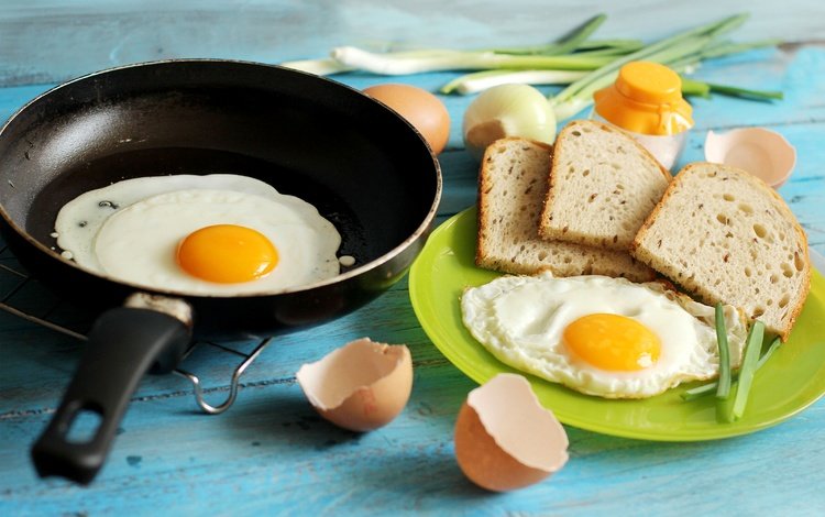 еда, лук, хлеб, завтрак, яйца, скорлупа, яичница, сковорода, food, bow, bread, breakfast, eggs, shell, scrambled eggs, pan