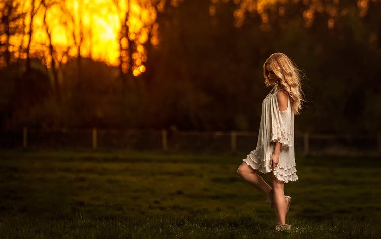 небо, трава, природа, закат, девушка, блондинка, поле, the sky, grass, nature, sunset, girl, blonde, field