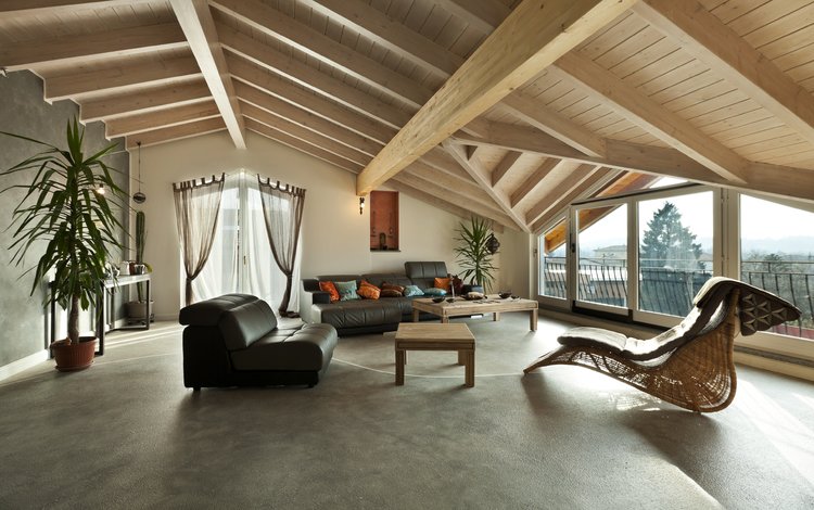 Мансарда с эффектным деревянным потолком