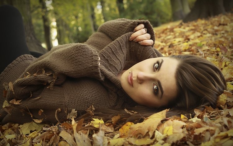 деревья, лицо, листья, карие глаза, девушка, взгляд, осень, лежит, модель, волосы, trees, face, leaves, brown eyes, girl, look, autumn, lies, model, hair