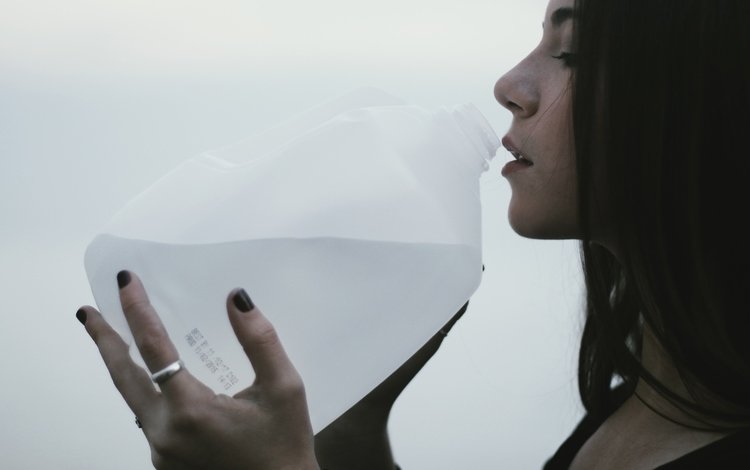 девушка, брюнетка, профиль, бутылка, girl, brunette, profile, bottle