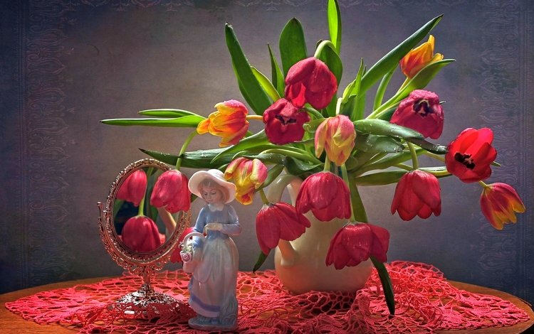 отражение, статуэтка, зеркало, девочка, букет, тюльпаны, reflection, figurine, mirror, girl, bouquet, tulips