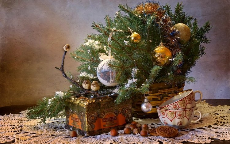 елка, печенье, орехи, шкатулка, птицы, игрушки, свеча, бокалы, коробка, ежик, tree, cookies, nuts, birds, toys, candle, glasses, box, hedgehog