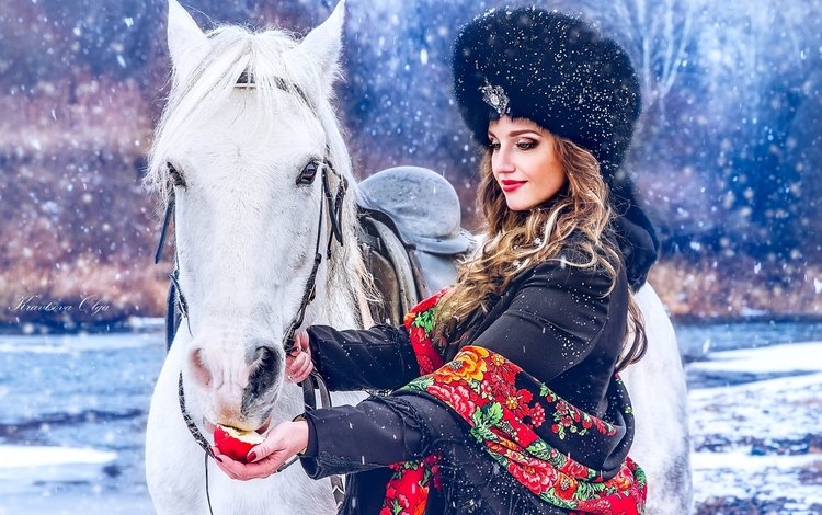 лошадь, снег, девушка, шапка, яблоко, платок, horse, snow, girl, hat, apple, shawl