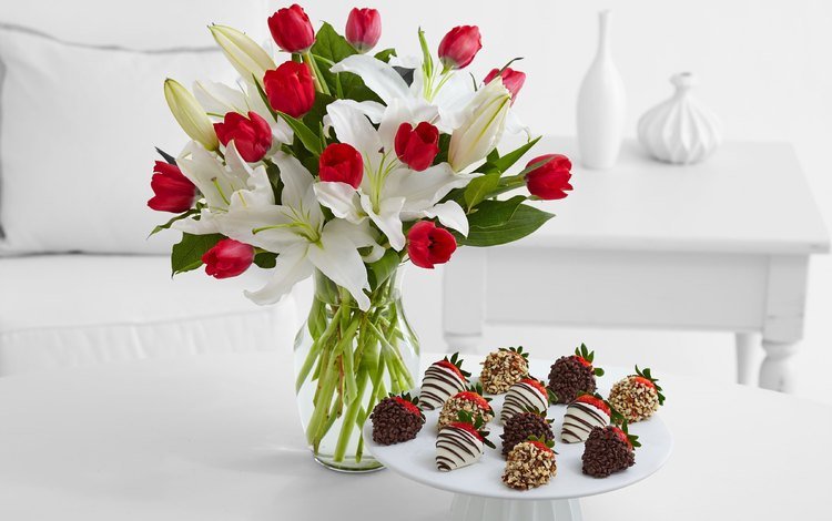 орехи, клубника, тюльпаны, ваза, шоколад, тарелка, nuts, strawberry, tulips, vase, chocolate, plate