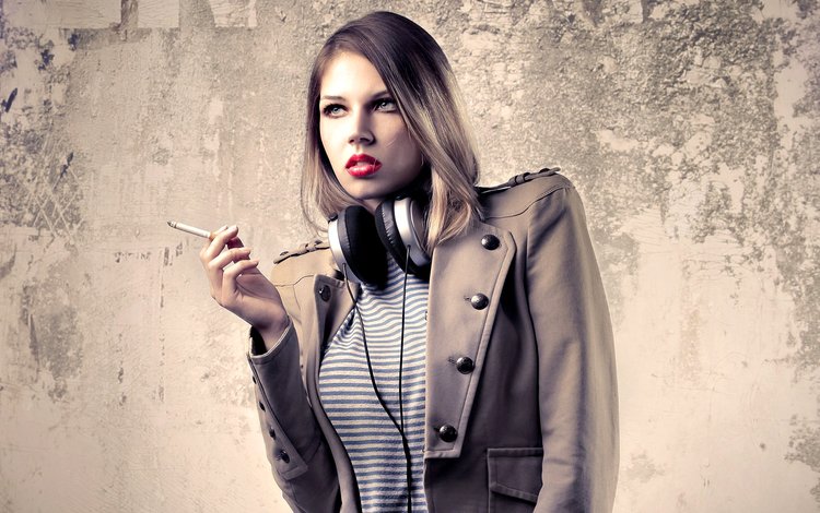 девушка, взгляд, наушники, губы, лицо, сигарета, girl, look, headphones, lips, face, cigarette