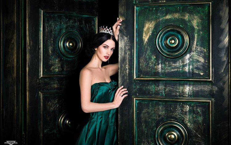 девушка, дверь, модель, корона, зеленое платье, алла бергер, girl, the door, model, crown, green dress, alla berger