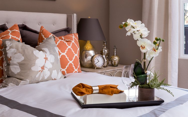 подушки, лампа, часы, кровать, салфетка, орхидея, поднос, pillow, lamp, watch, bed, napkin, orchid, tray
