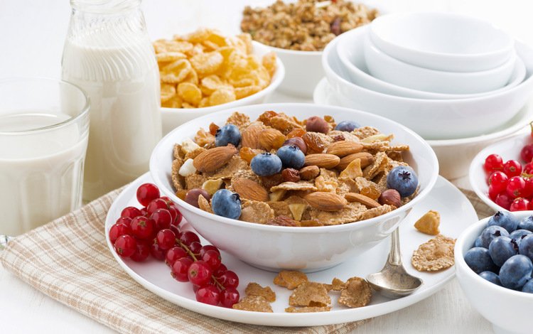 орехи, ягоды, завтрак, молоко, смородина, миндаль, хлопья, голубика, nuts, berries, breakfast, milk, currants, almonds, cereal, blueberries