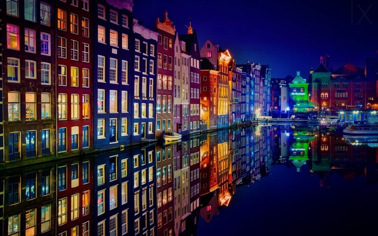 ночь, здания, огни, нидерланды, отражение, крыши, город, амстердам, цвет, фасады, лодки, канал, дома, night, building, lights, netherlands, reflection, roof, the city, amsterdam, color, facades, boats, channel, home