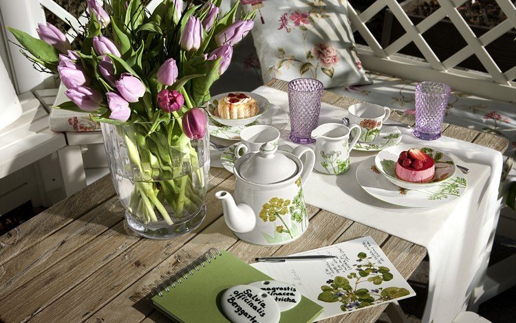 тюльпаны, ваза, чай, завтрак, посуда, чашки, пирожное, кексы, tulips, vase, tea, breakfast, dishes, cup, cake, cupcakes