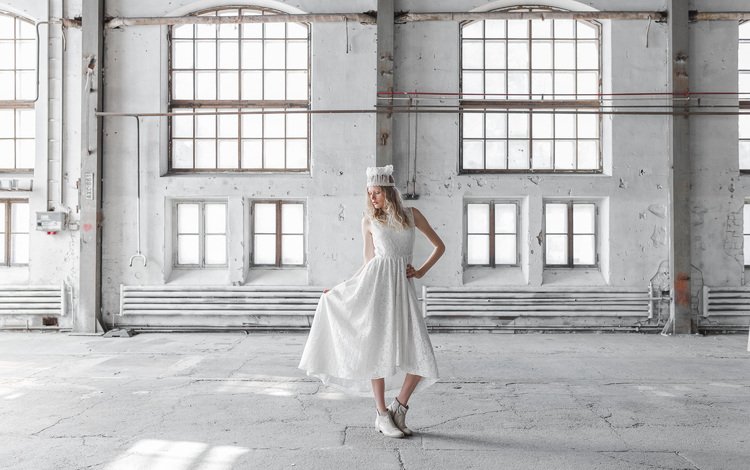 девушка, модель, помещение, белое платье, ботинки, eco fashion, girl, model, the room, white dress, shoes