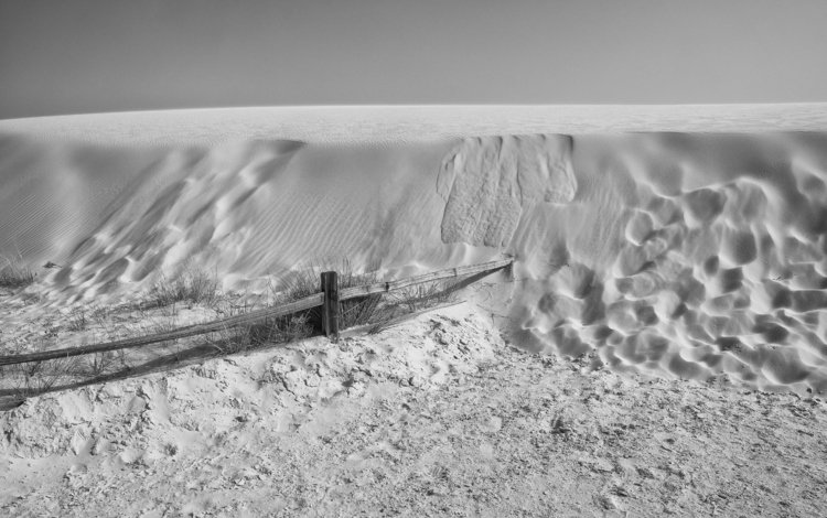 песок, забор, чёрно-белое, дюны, sand, the fence, black and white, dunes