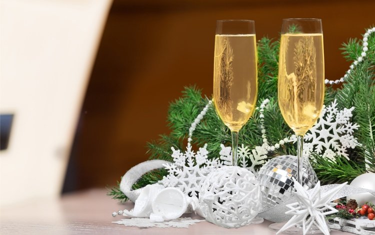 новый год, елка, бокалы, рождество, шампанское, декорация, встреча нового года, довольная, new year, tree, glasses, christmas, champagne, decoration, happy