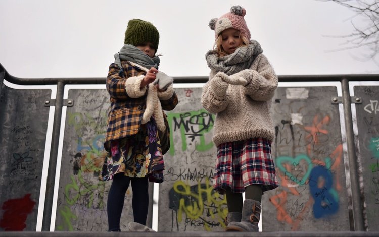 дети, улица, холод, девочки, холодно, перчатки, детишек, knit hat, outside, children, street, cold, girls, gloves, kids