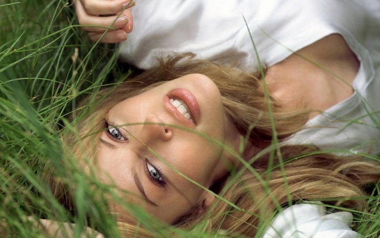 трава, блондинка, улыбка, взгляд, grass, blonde, smile, look