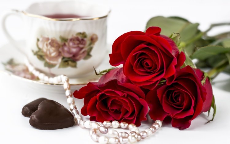 розы, чашка, чай, ожерелье, жемчуг, конфета, roses, cup, tea, necklace, pearl, candy