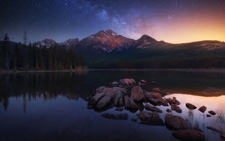 свет, озеро, горы, лес, звезды, канада, рано утром, light, lake, mountains, forest, stars, canada, early in the morning