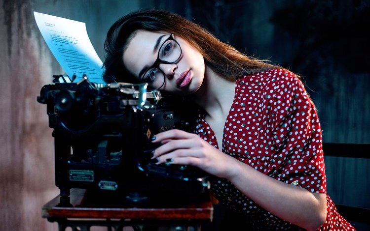 девушка, платье, взгляд, очки, волосы, лицо, губки, пишущая машинка, girl, dress, look, glasses, hair, face, sponge, typewriter
